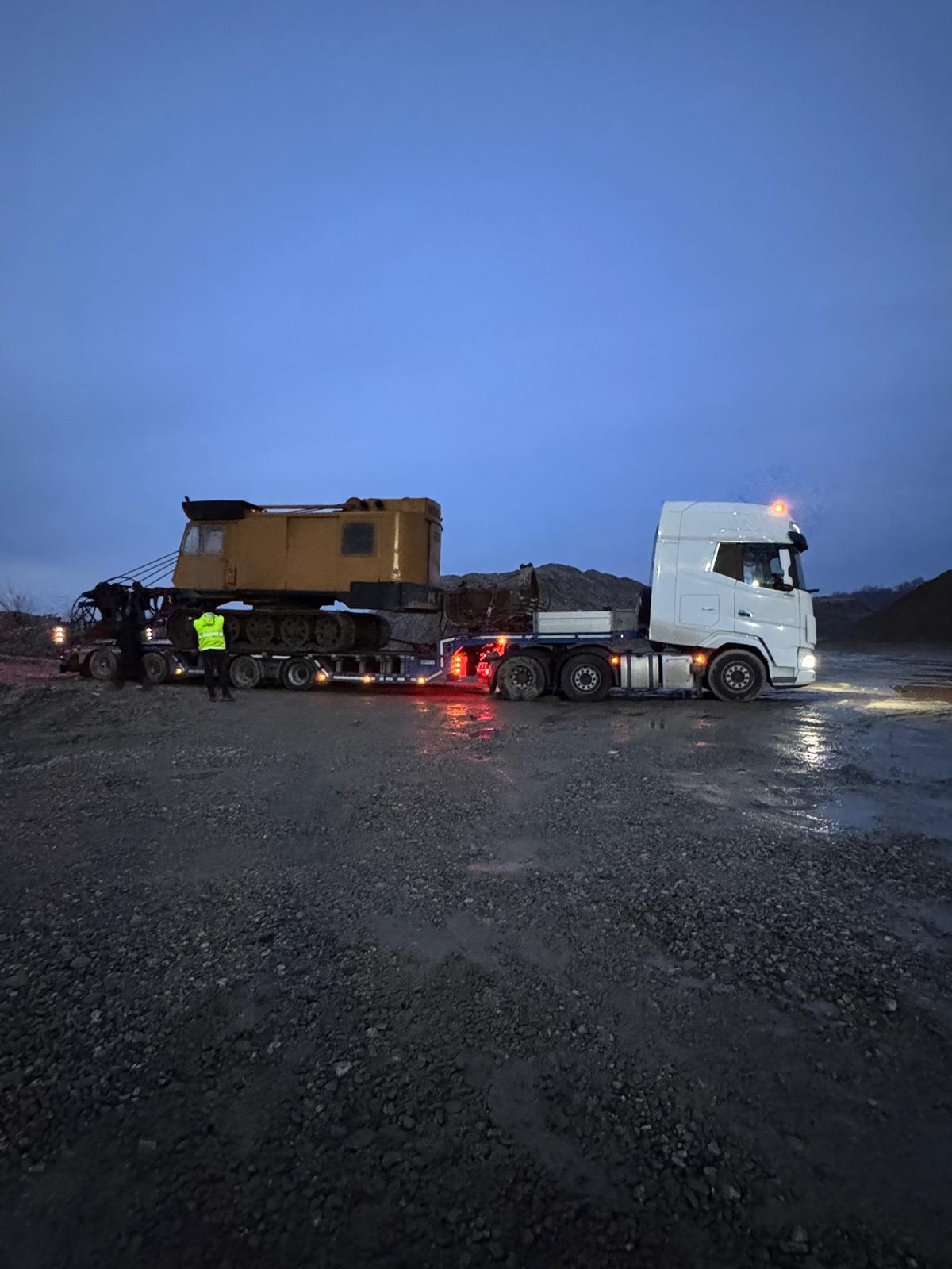 Transport agabaritic utilaj greu noapte