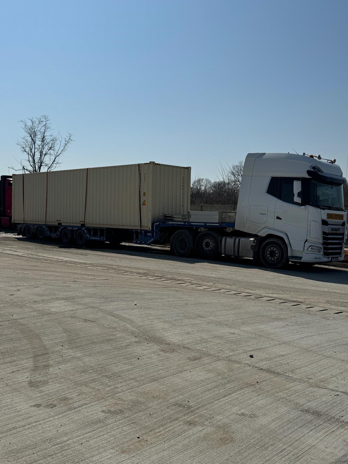 Transport container supradimensionat cu escortă