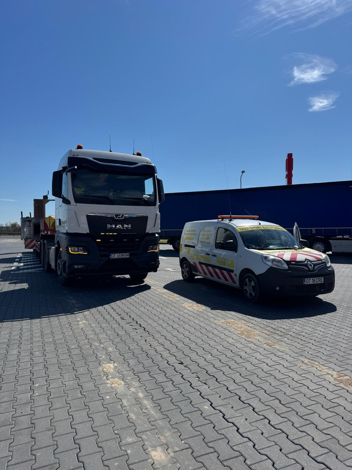 Vehicul escortă însoțire agabaritic