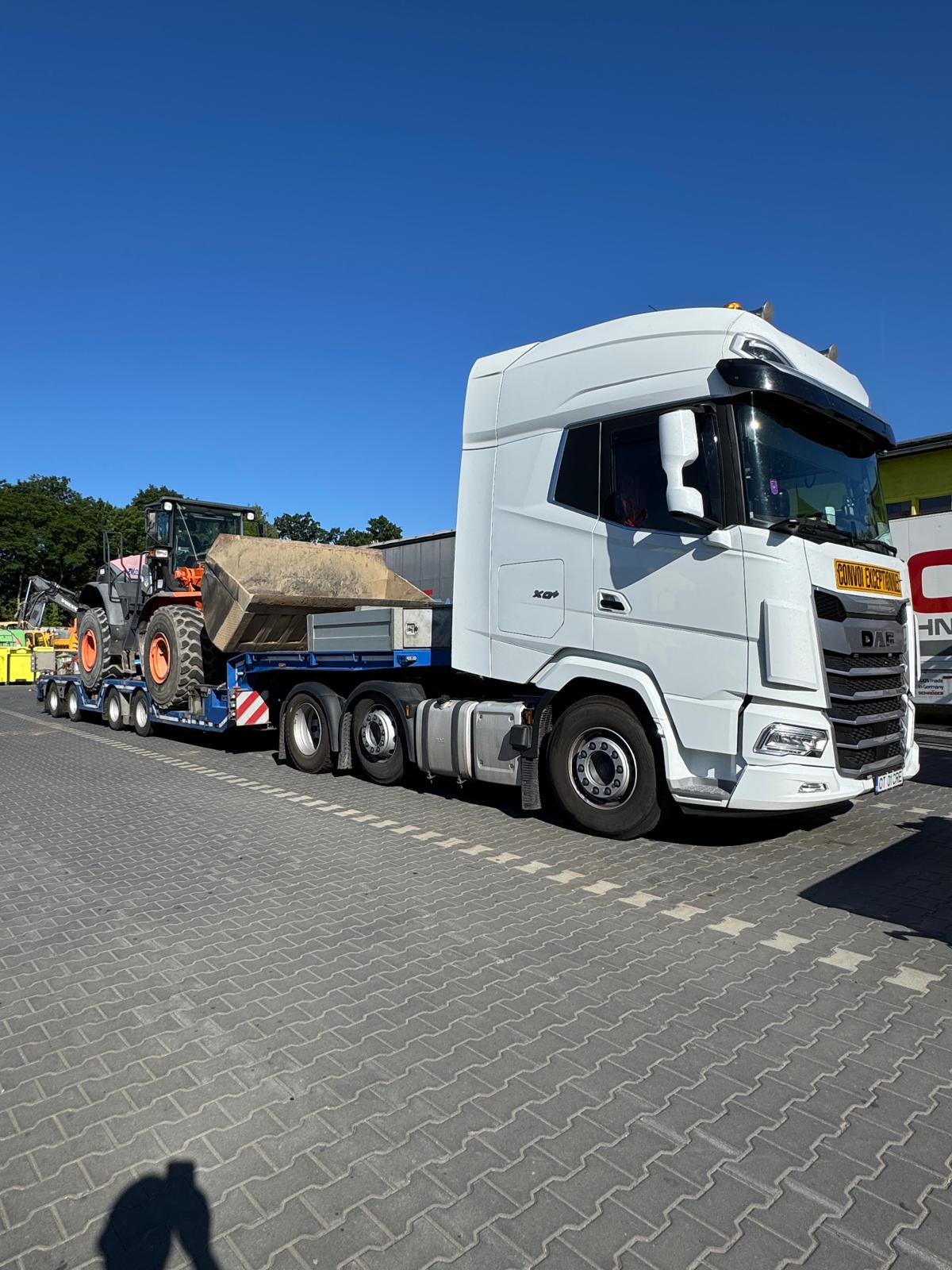 Transport agabaritic DAF cer senin