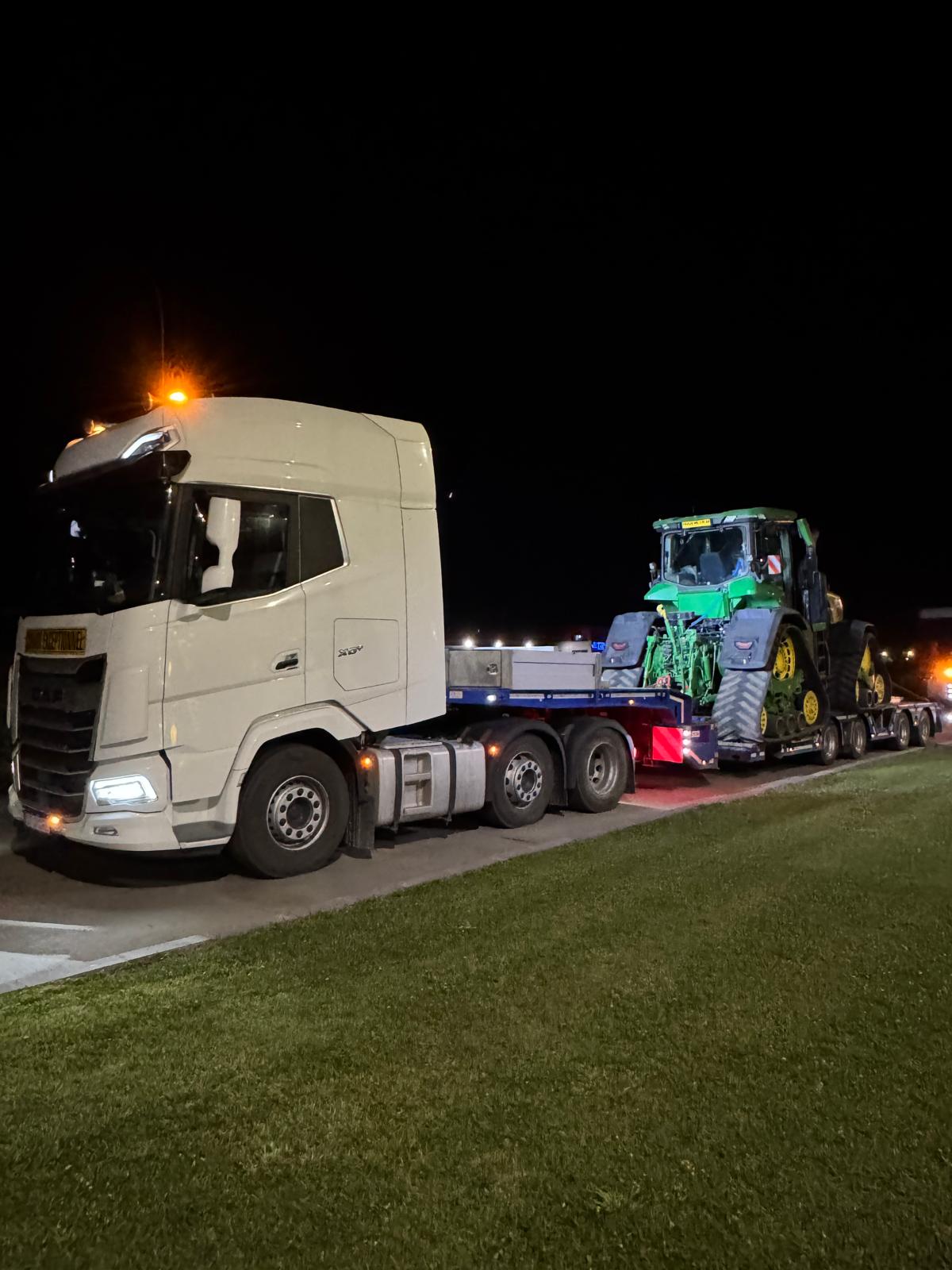 Transport tractor John Deere noapte Scania