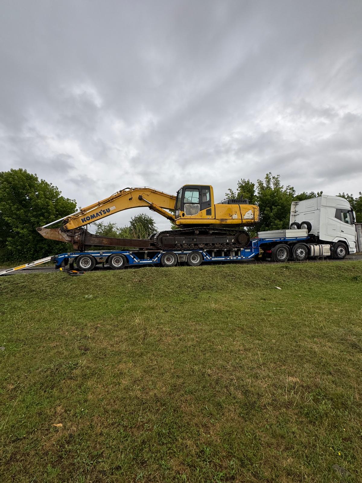 Transport excavator Komatsu